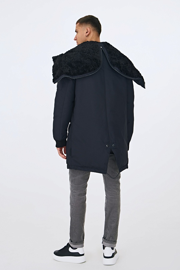 Темно-синяя пуховая парка с мехом