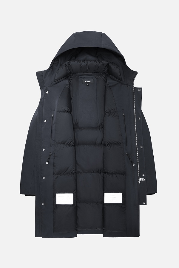 Пуховик черного цвета