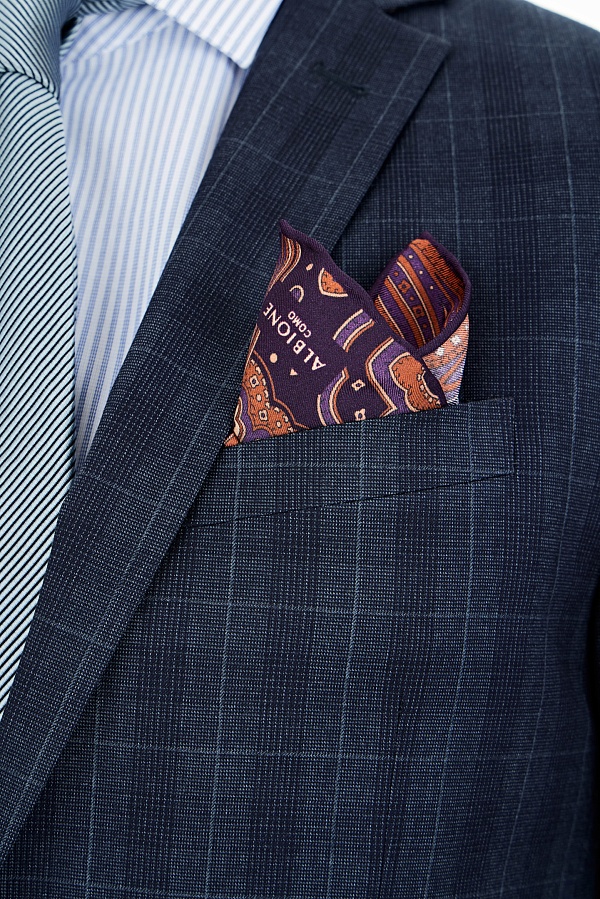 Темно-синий костюм в клетку