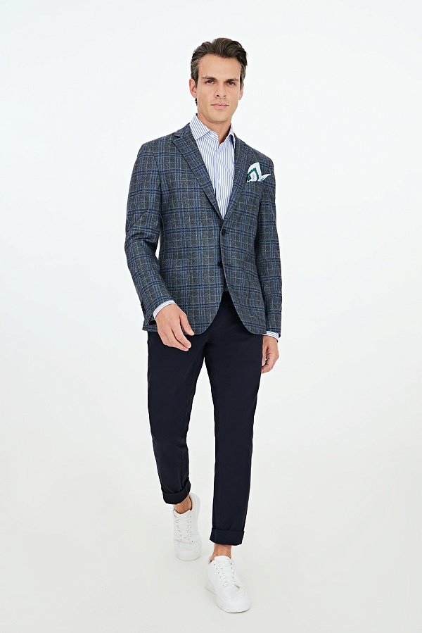 Серый пиджак в клетку