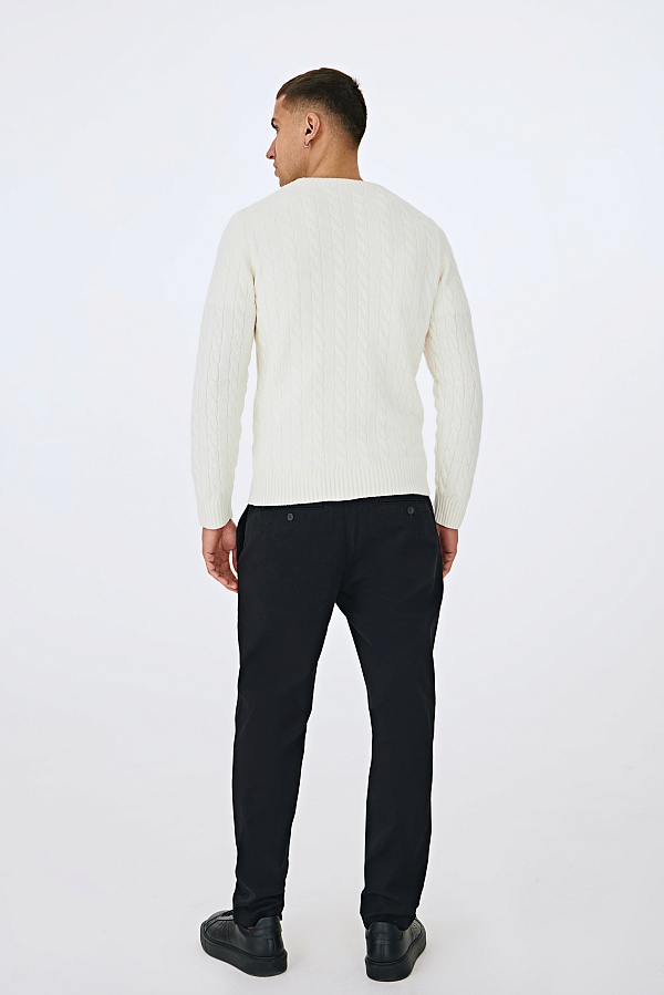 Молочный джемпер с косами