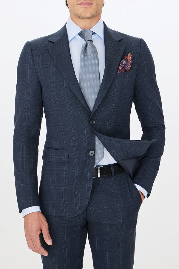 Темно-синий костюм в крупную клетку