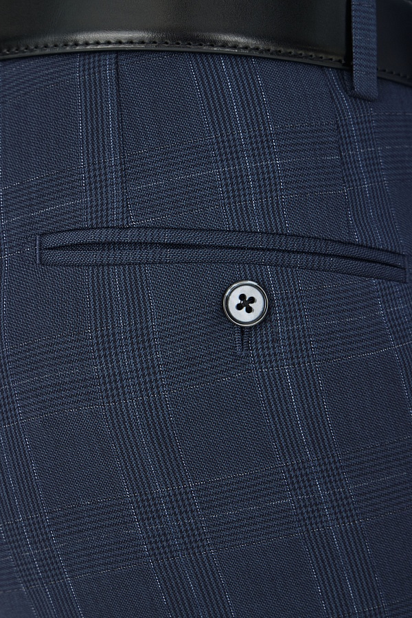 Темно-синий костюм в крупную клетку