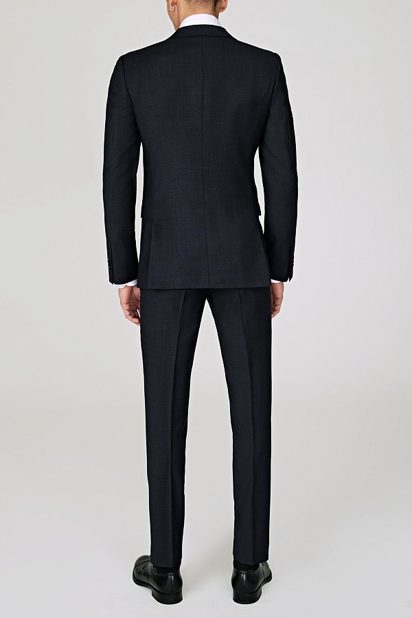 Темно-серый костюм в однотонную клетку
