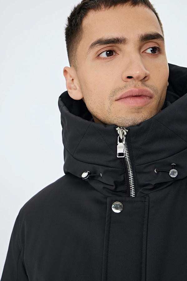 Черная пуховая куртка с капюшоном