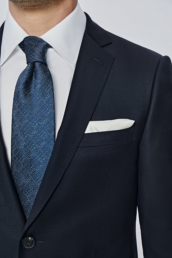 Черный однотонный костюм