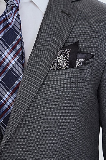 Серый костюм в мелкую клетку