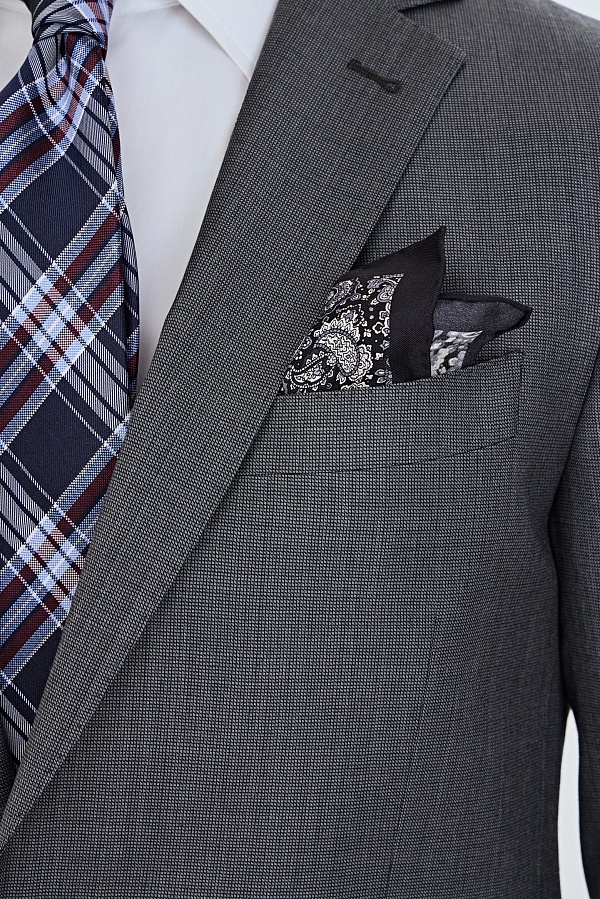 Серый костюм в мелкую клетку