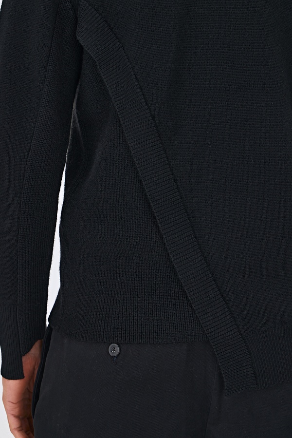 Черный джемпер с ассиметричной деталью