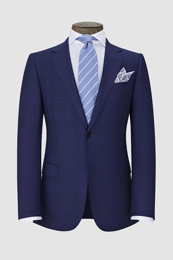 Темно-синий костюм в крупную клетку