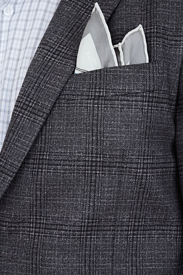 Серый пиджак в крупную клетку