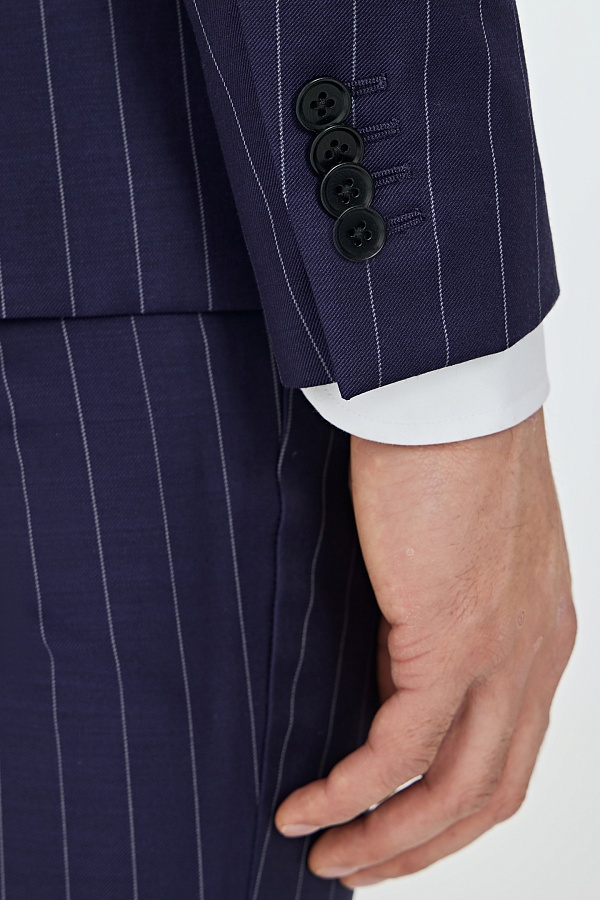 Сине-фиолетовый двубортный костюм в полоску