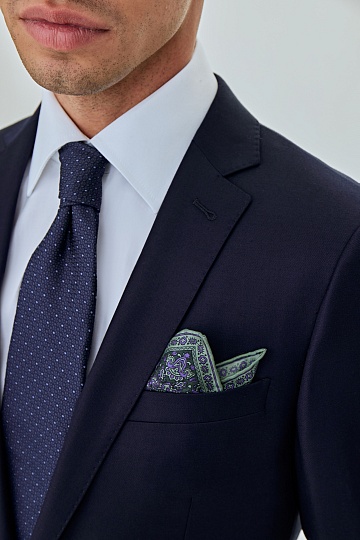 Темно-синий костюм на двух пуговицах