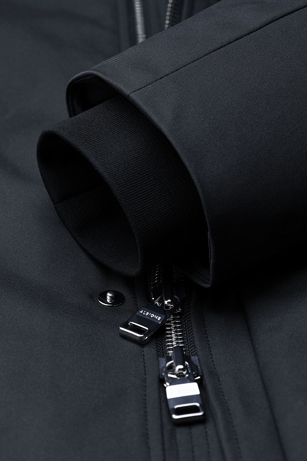 Черная пуховая куртка с капюшоном