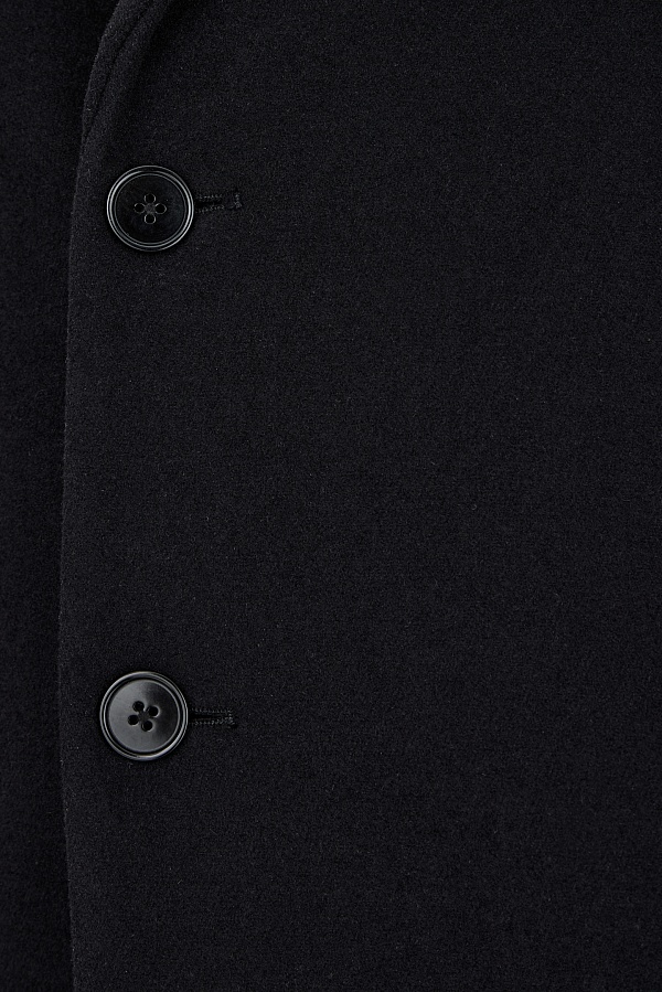 Черное пальто на трех пуговицах