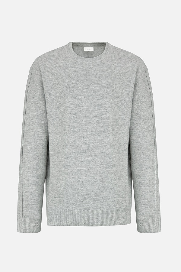 Серый джемпер с декоративными швами