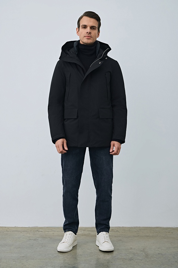 Черная куртка с капюшоном