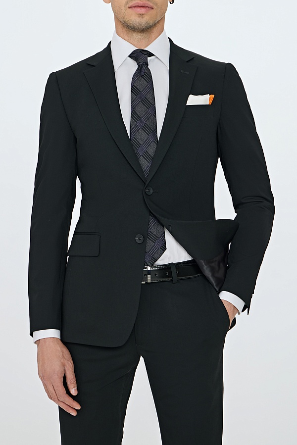 Черный однотонный костюм