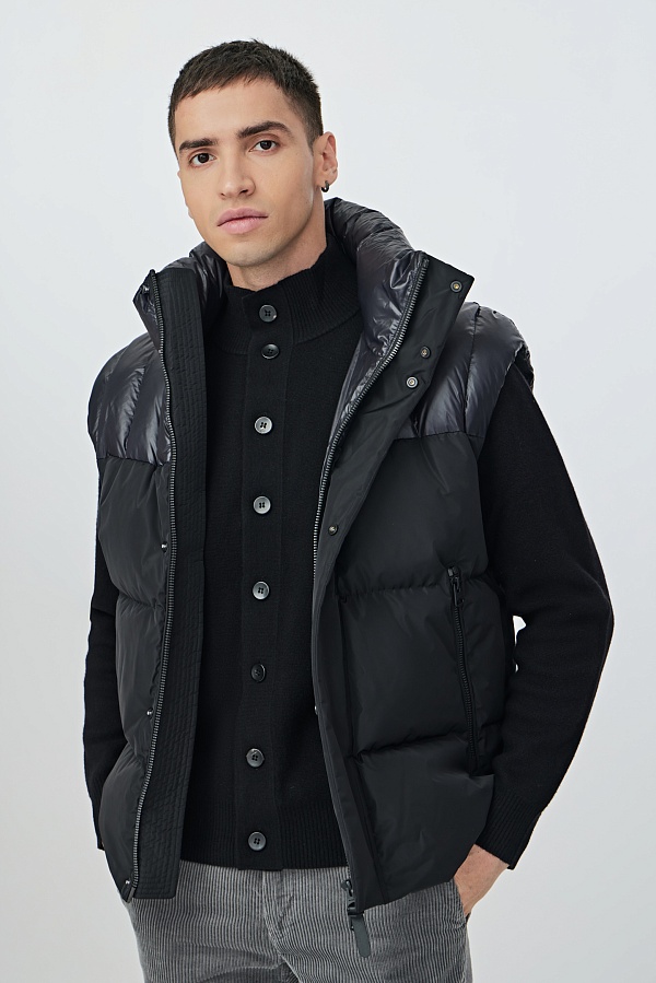 Черный пуховик с отстегивающимися рукавами