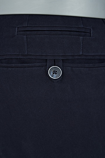 Черные брюки с отворотами