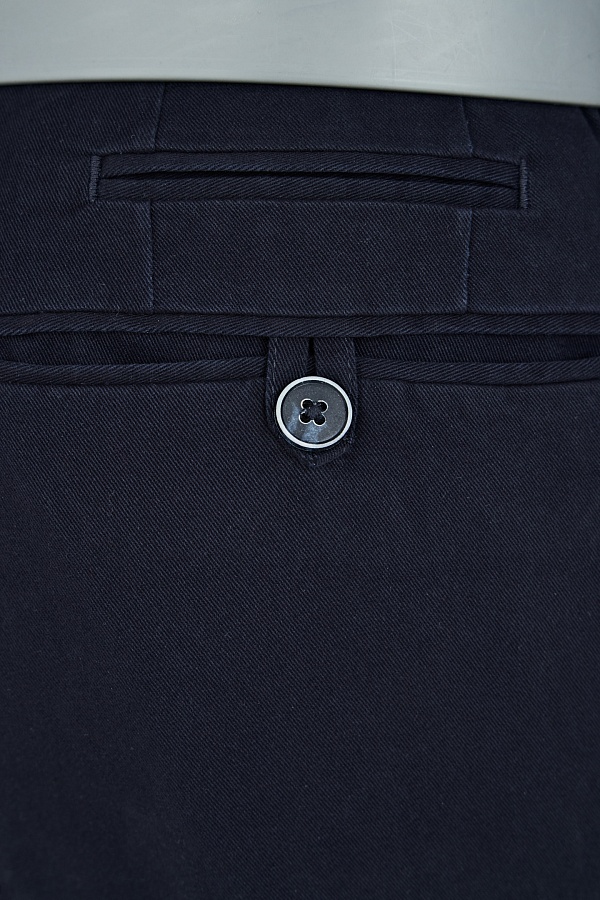 Черные брюки с отворотами