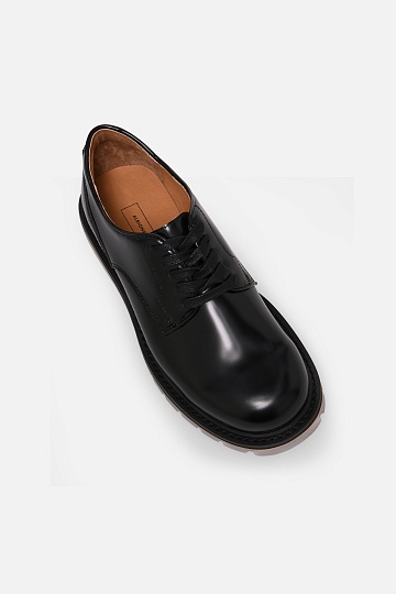 Черные туфли с белой подошвой