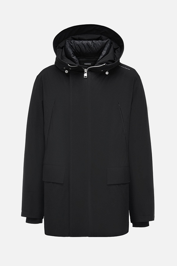 Черная куртка с капюшоном