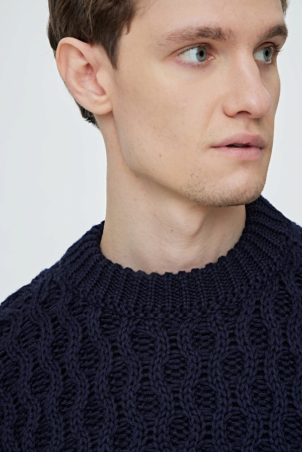 Темно-синий вязаный свитер с узором