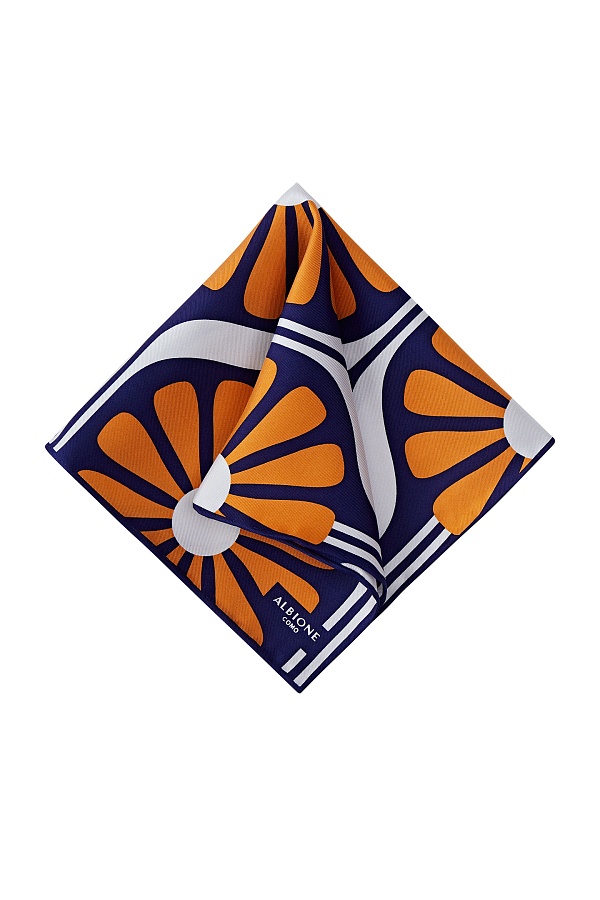 Темно-синий платок с оранжевыми цветами