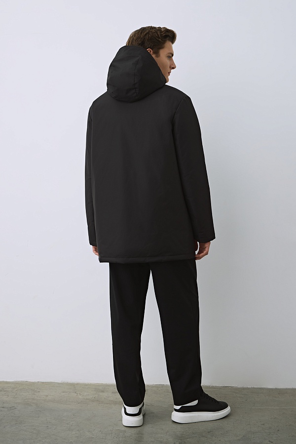 Черный пуховик