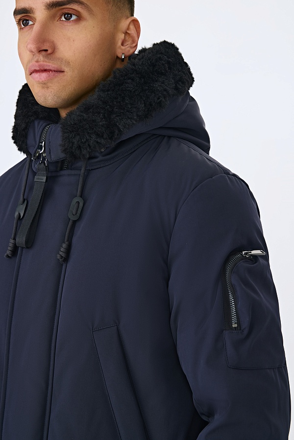 Темно-синяя пуховая парка с мехом