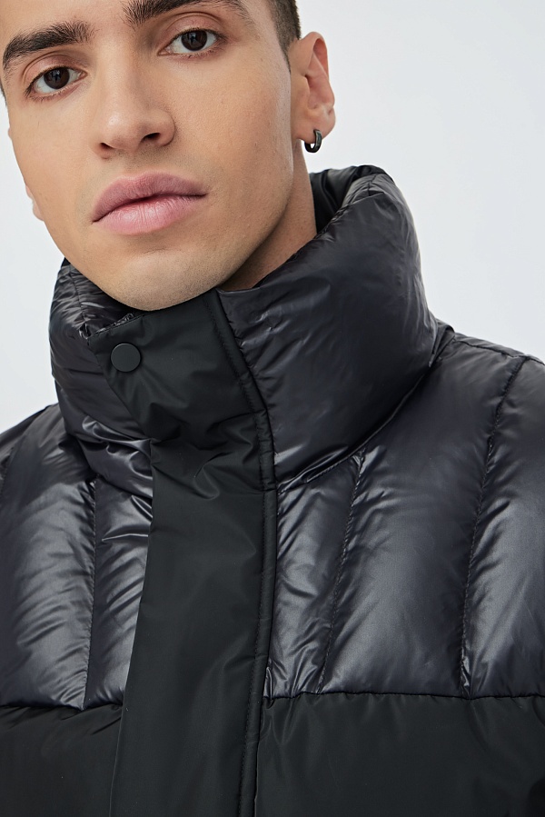 Черный пуховик с отстегивающимися рукавами