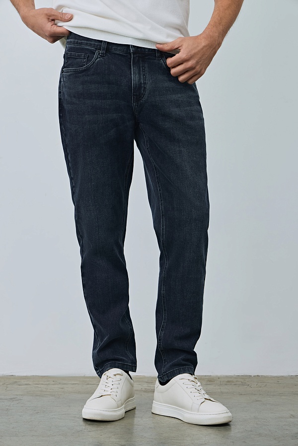 Джинсы темно-серого цвета с потертостями