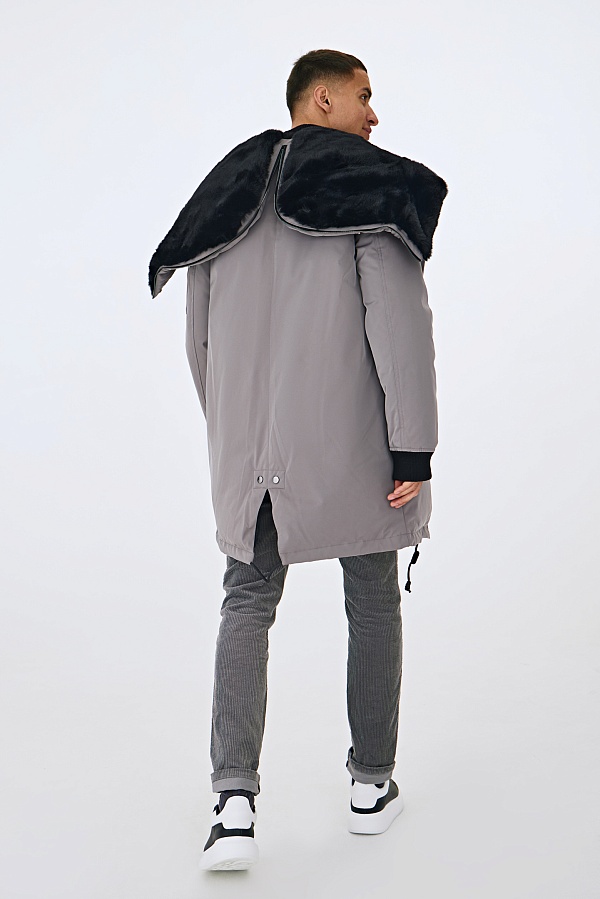 Светло-серая пуховая парка с мехом