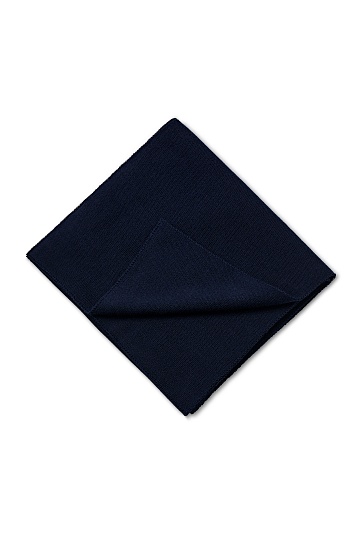 Темно-синий шарф гладкой вязки