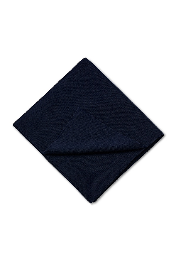 Темно-синий шарф гладкой вязки