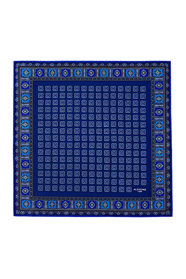 Сине-голубой платок с узором квадраты