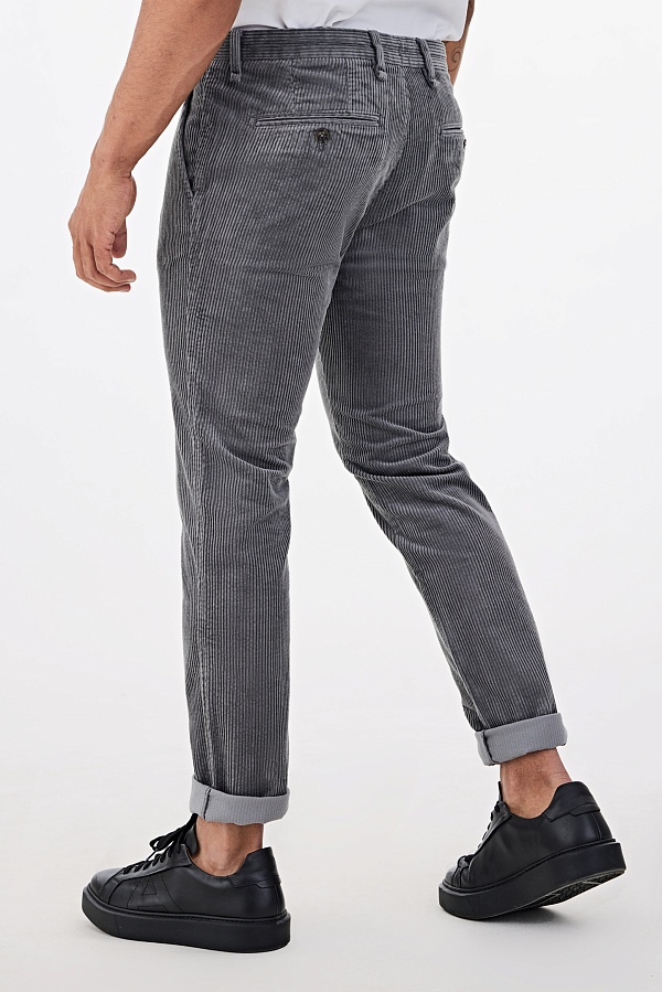 Серые вельветовые брюки чинос