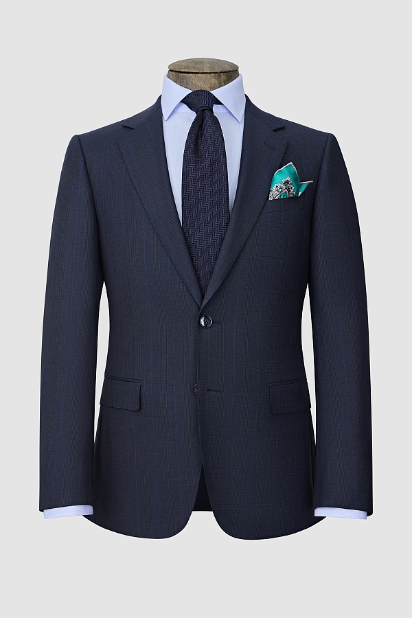 Темно-синий костюм в клетку