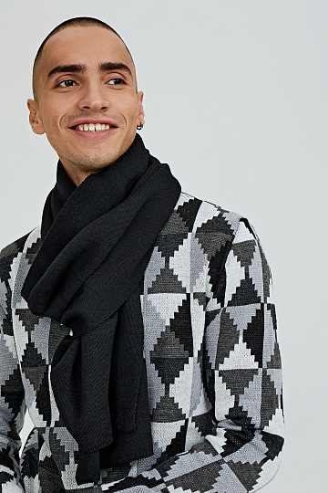 Черный шарф гладкой вязки