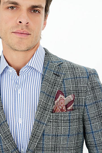 Серый пиджак в черную, белую и голубую клетку