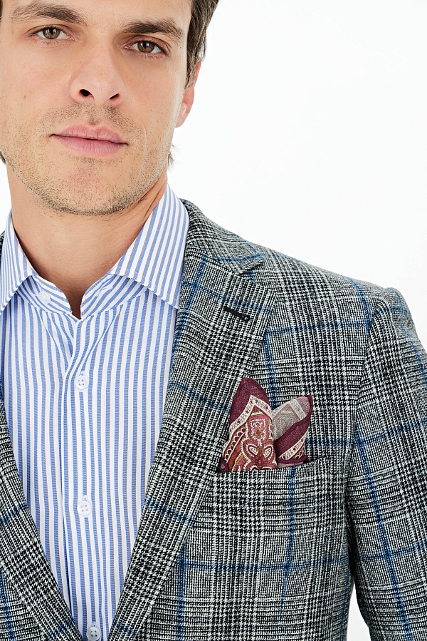 Серый пиджак в черную, белую и голубую клетку