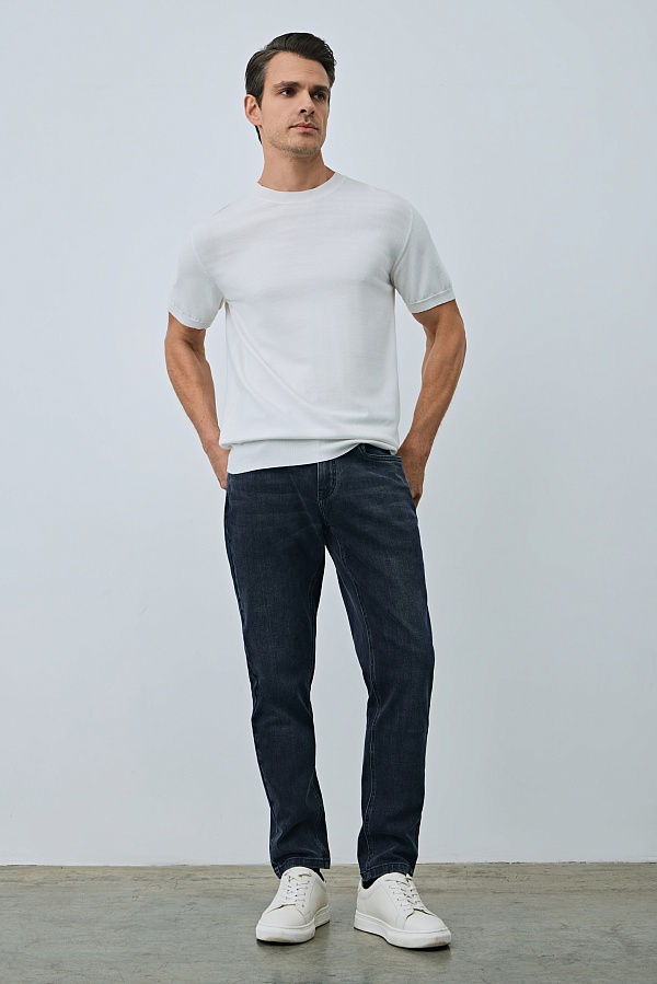 Джинсы темно-серого цвета с потертостями