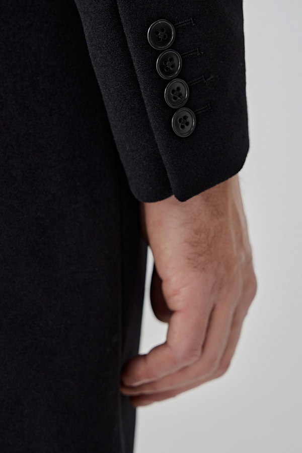 Черное пальто на трех пуговицах