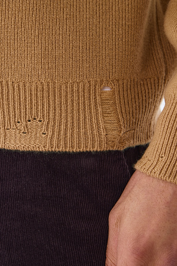 Горчичный джемпер с рваным эффектом
