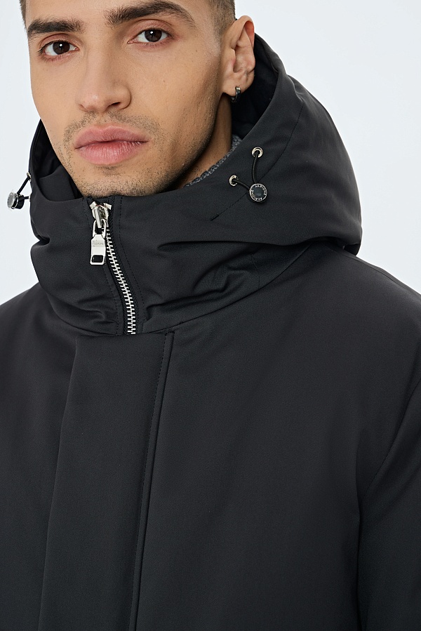 Черная пуховая куртка с капюшоном