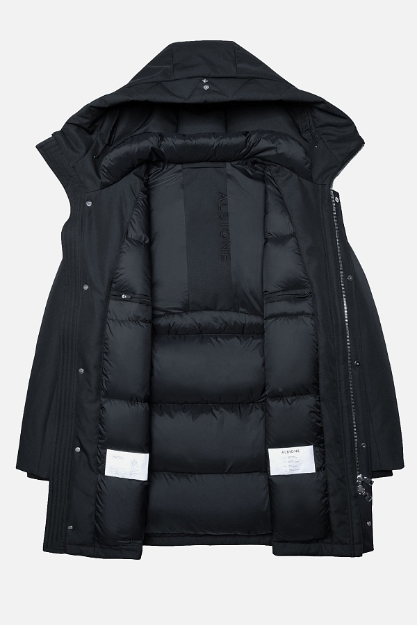 Черная пуховая куртка с капюшоном