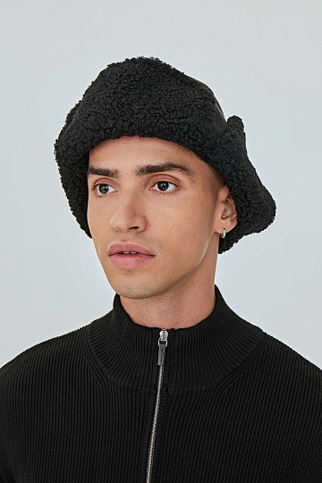 Черная шапка-ушанка