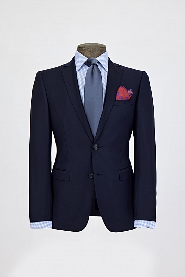 Темно-синий костюм на двух пуговицах