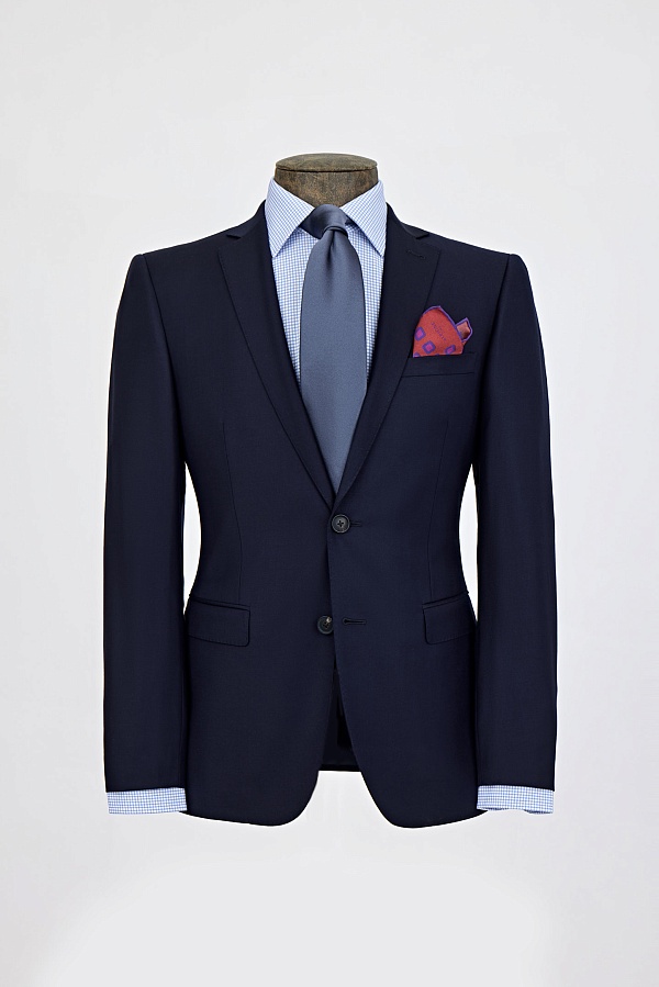 Темно-синий костюм на двух пуговицах